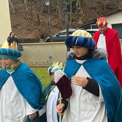 Die Königinnen und die Könige auf dem Weg zur Kirche.