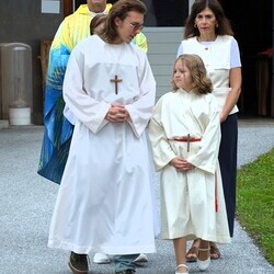 Vikar Gerhard Hatzmann auf dem Weg zum Altar