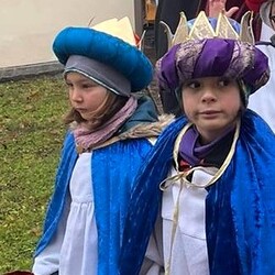 Die Königinnen und die Könige auf dem Weg zur Kirche.