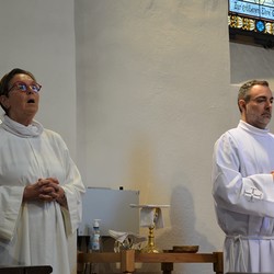 Susanne Linhardt und Pastoralpraktikant César Cabeza