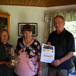 Gewinnerin des 1. Preises - in der Mitte - die Übergabe erfolgte zuhause