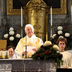 Kanonikus Fritz Trstenjak bei der Predigt