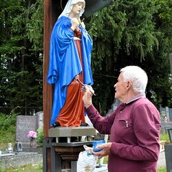 Die neu restaurierte Madonna am Waldfriedhof. Mehr Fotos gibt es bei den KLEINDENKMÄLERN.