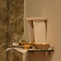 Gabentisch an der Wand