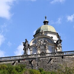Das Mausoleum in Ehrenhausen an der Weinstraße liegt auf einer künstlich angelegten Terrasse am Schlossberg oberhalb des Ortes.