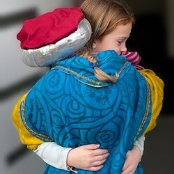 Königin Stefanie wird von ihrer Freundin Marie mit einer Umarmung willkommen geheißen. 