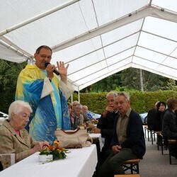 Vikar Gerhard Hatzmann bei der Predigt