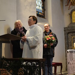 Alois Jaunegg wartet auf die Blumenstrauß-Übergabe