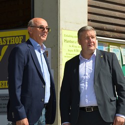 Wirtschaftsrat Peter Gogg und Pfarrer Claudiu Budău
