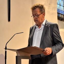Bürgermeister Hubert Holzapfel bei der Lesung