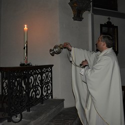 Auferstehungsfeier mit Pfarrer Claudiu Budãu