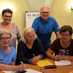 2022 Teamsitzung Öffentlichkeitsarbeit - Berta Regier, Stefan Deutsch und vorne: Gerti Reiterer, Margret Hofmann, Veronika Schriebl
