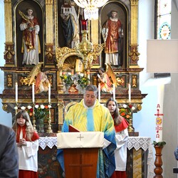 Hl. Messe mit Pfarrer Claudiu