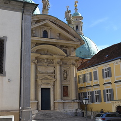 Blick auf Mausoleum und Domherrenhaus