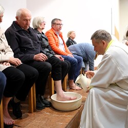 Toni Plaschzug, Hermi Neubauer - Fußwaschung am Gründonnerstag durch Pfarrer Claudiu Budău 