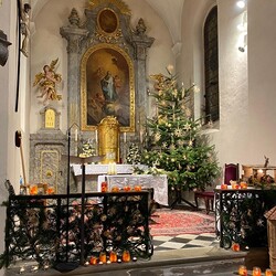 Die weihnachtlich geschmückte Kirche in Tobelbad.