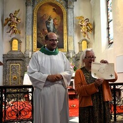 Margret Hofmann hilft bei der Schatzsuche