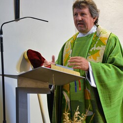 Pfarrer Joham auf seelsorglicher Werkspionage in Tobelbad