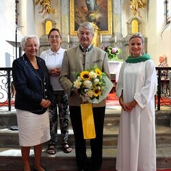 Margret Hofmann, Susanne Linhardt, Sigi Fassolter (Der Blumenstrauß ist für Grete, sie war leider nicht anwesend.), Ines Kvar