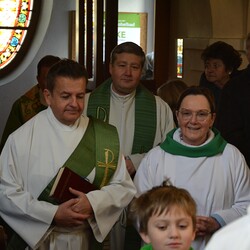 Diakon Wolfgang Garber, Pfarrer Claudiu Budău, Susanne Linhardt und vorne Ministrant Niklas