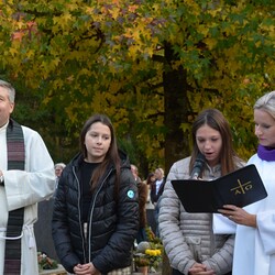 Pfarrer Claudiu Budău und sein Team  mit Alina Hohl, Lena Krenn und Pastoralreferentin Ines Kvar am Waldfriedhof 