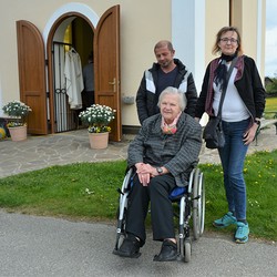 Elfriede Kahr mit Tochter und Pfleger