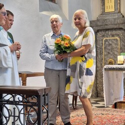 Im Namen des Pastoralen Pfarrteams gratuliert Margret Hofmann Rosi Jaunegg zum Geburtstag und dankt für alle Dienste in der Kirche.
