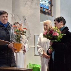 Sr. Maria Leopold aus Dobl gratuliert im Namen des SR
