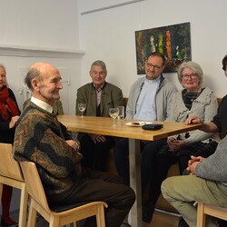 Das Team 'Öffentlichkeitsarbeit' traf sich nach der Hl. Messe zu einer Sitzung im BEGEGNUNGSzentrum und gesellte sich vorher zu einer kleinen Gesprächsrunde mit Vikar Gerhard.