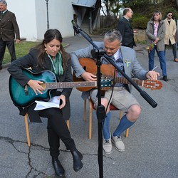 Unterstützung mit Gitarre vom Pfarrkindergarten, Lisa Wallner-Bugnits und Christoph Riedl
