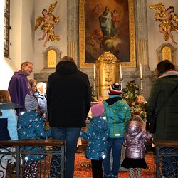  Kinder und  Eltern beten das Vater unser am Altar.