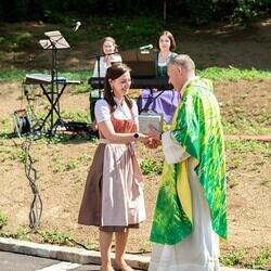 Religionslehrerin Katrin Oswald, Pfarrer Claudiu  Budău