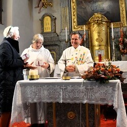 Margret Hofmann verteilt 'Päckchen'!