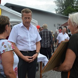 Überreichung der Urkunde von Susanne Linhardt und Margret Hofmann vom Pastoralen Pfarrteam Tobelbad