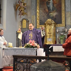 Vikar Gerhard mit seinem liturgischen Team