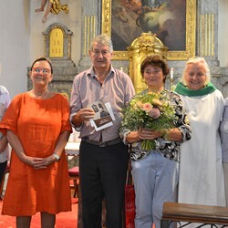 Margret Hofmann mit dem heutigen liturgischen Team und  Grete und Siegfried Fassolter