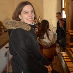 Kathi Müllerferli an der Orgel