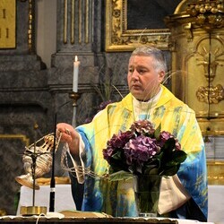 Pfarrer Claudiu Budău zelebriert