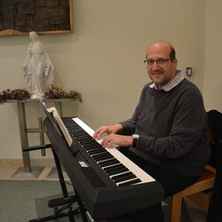 Markus Artinger begleitete den Gottesdienst musikalisch