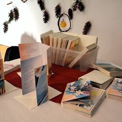 Das Billetsortiment 'Hoffnung in Wort und Farbe', das Gerhard Hatzmann und Gertrude Macek für die Spendenaktion zugunsten der Hospizstation St. Elisabeth gestaltet haben.