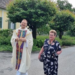 Vikar Gerhard Hatzmann und die Tobelbader Fotoreporterin Berta Regier