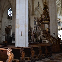 geschnitzte Wangen der Kirchenbänke mit Intarsien