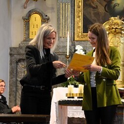 Ines Kvar überreicht das Dekret an Viktoria Reinprecht