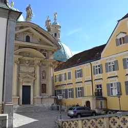 Blick auf Mausoleum und Domherrenhaus