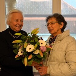 Margret Hofmann gratuliert Annemarie List zum Geburtstag