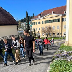 Sie kommen: Direktor Michael Rauch und die Schulkinder