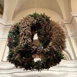 Die Erntekrone hängt im Altarraum.