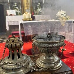 viel Weihrauch stieg empor