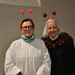 Susanne Linhardt und Margret Hofmann, liturgischer Dienst am Faschingsonntag