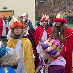 Die Königinnen und die Könige auf dem Weg zur Kirche.